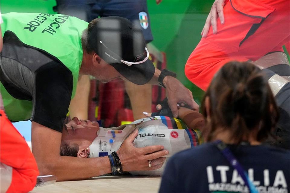 Letizia Paternoster aus Italien wird nach einem Sturz behandelt.