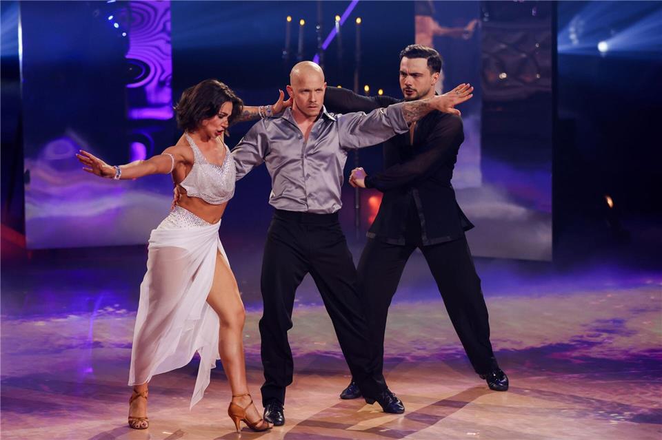 „Let’s Dance“-Profitänzer Anastasia (l.) und Sergiu Maruster (r.) haben ihre Traumhochzeit gefeiert. Mit Ex-Turnprofi Fabian Hambüchen (M.) ertanzte sich „Nastia“ den dritten Platz.Rolf Vennenbernd/dpa