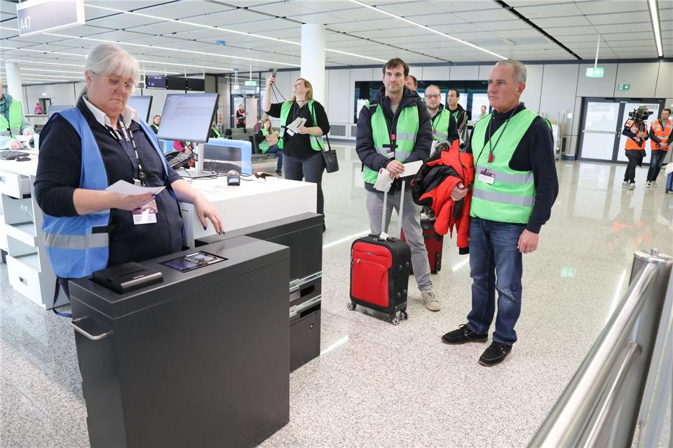 Letzte Kontrolle vor der Gangway, doch der Flieger hebt nicht ab: Komparsen überprüfen Abläufe am neuen Flugsteig.Dominik Bartl/dpa