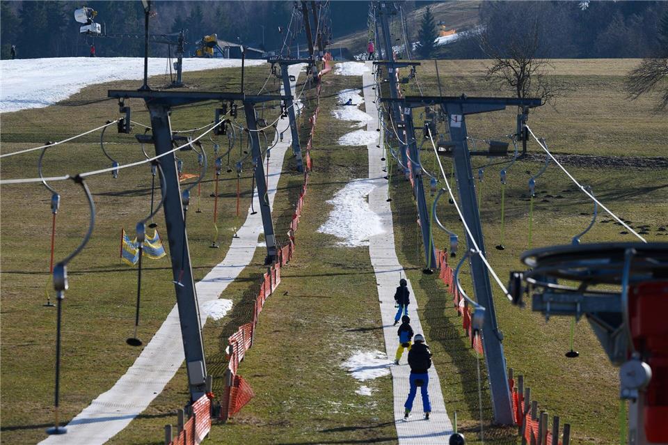 Letzte Schwünge auf Hessens SkipistenSwen Pförtner/dpa