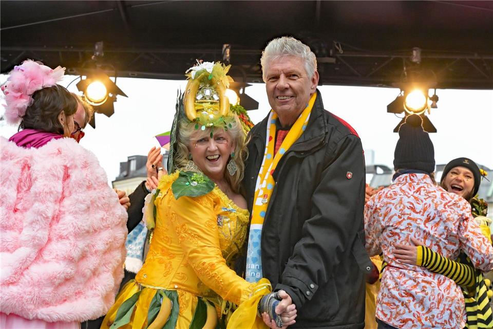 Letzter Tanz - mit dem OB: Für Marktfrau Christl Lang ist es der letzte Faschingsauftritt.Malin Wunderlich/dpa