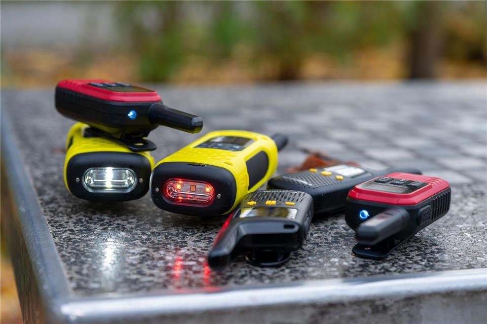 Leuchte, leuchte, kleines Walkie-Talkie: Viele Geräte bringen eine praktische Taschenlampe mit.Nico Tapia/dpa-tmn