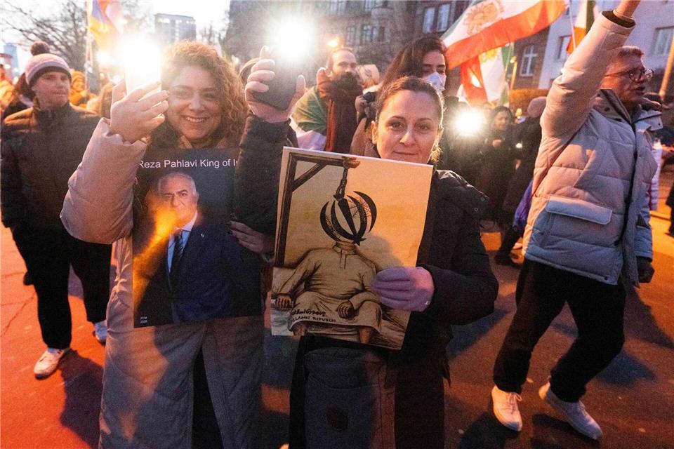 „Leuchten für ein freies Iran“ - Teilnehmende einer Protestaktion in FrankfurtBoris Roessler/dpa