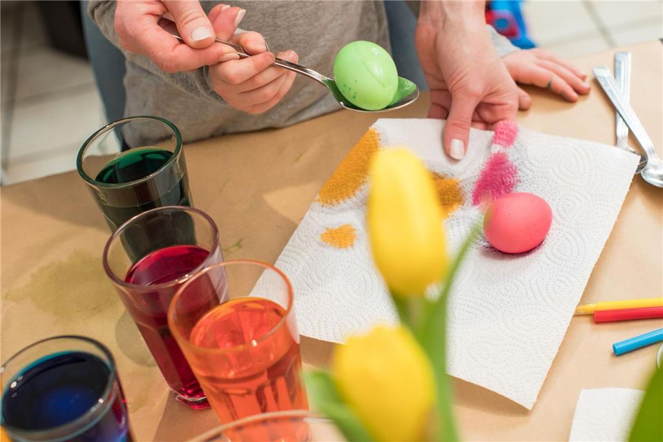 Leuchtend bunte Ostereier mit gutem Gefühl: Bei der Wahl der Farben lohnt sich ein Blick auf die Inhaltsstoffe.picture alliance / dpa Themendienst
