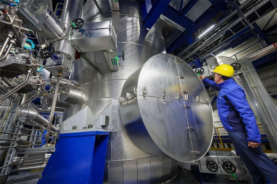 Leuna setzt künftig auf mehr grünen Strom bei der Chemieproduktion.Jan Woitas/dpa