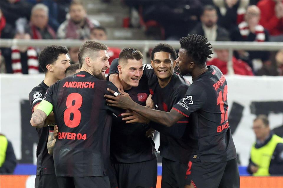 Leverkusen jubelt über das Tor von Patrik Schick bei Olympiakos Piräus. Yorgos Karahalis/dpa