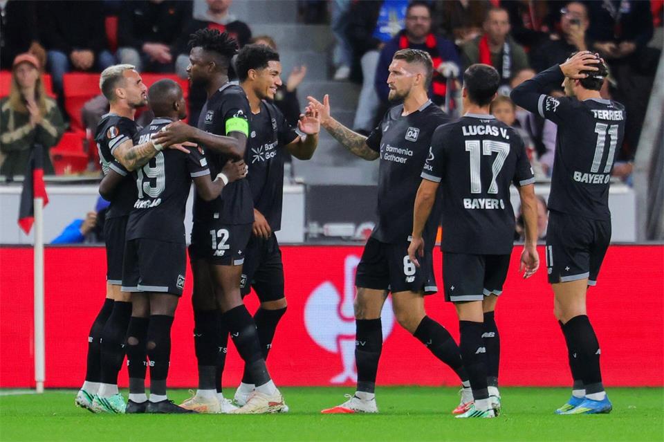 Leverkusen jubelt über das Tor zum 1:0. Rolf Vennenbernd/dpa