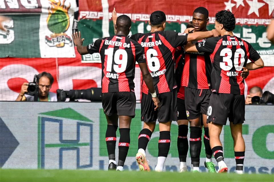 Leverkusen jubelt über den Führungstreffer von Christian Kofane.Harry Langer/dpa
