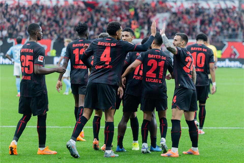 Leverkusen jubelt über den Treffer zum 1:0. Rolf Vennenbernd/dpa