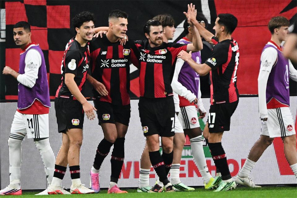 Leverkusen jubelt über den Treffer zum 3:2. Federico Gambarini/dpa