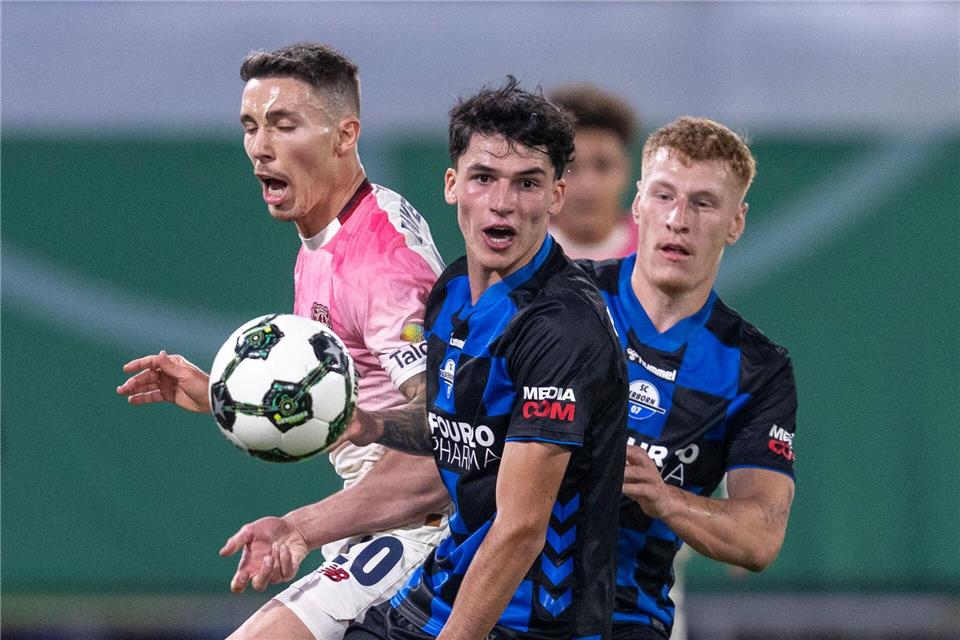 Nach Rückstand: Leverkusen rettet sich in Pokal-Achtelfinale  Leverkusen tat sich beim Zweitligisten Paderborn in der ersten Halbzeit schwer. David Inderlied/dpa