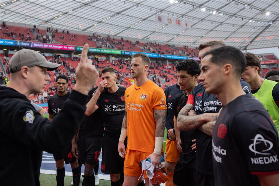 Leverkusener Fans stellten die Mannschaft zu rede. Rolf Vennenbernd/dpa
