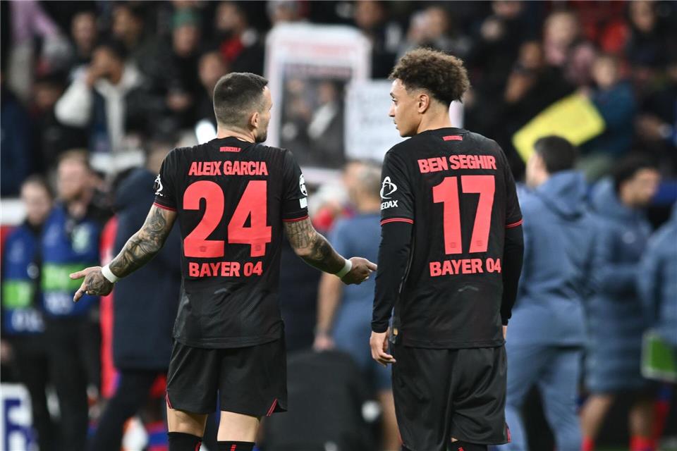 Bilder des Tages Leverkusens Aleix Garcia (l) und Leverkusens Eliesse Ben Seghir reagieren nach dem Spiel gegen Paris Saint-Germain.Bernd Thissen/dpa