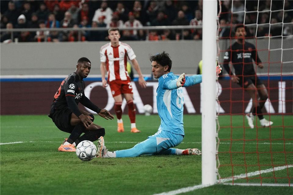 Leverkusens Christian Kofane scheitert an Piräus-Keeper Konstantinos Tzolakis. Thanassis Stavrakis/AP/dpa