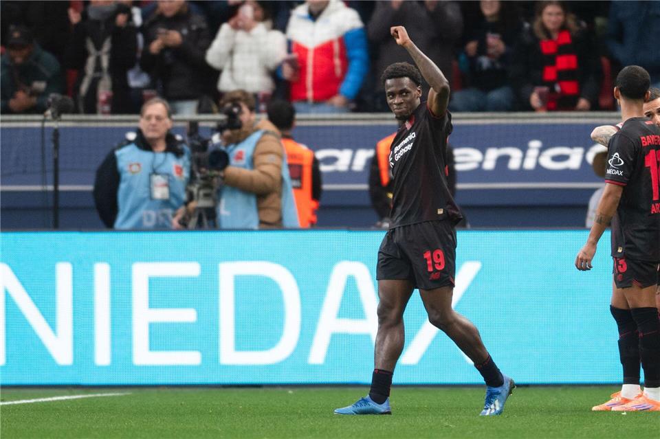 Nach Paris-Schock: Leverkusen stoppt Freiburgs Serie  Leverkusens Ernest Poku jubelt über seinen Treffer zum 1:0. Marius Becker/dpa