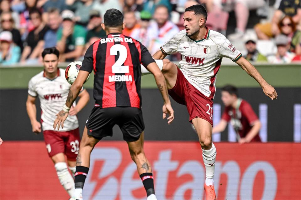 Leverkusens Facundo Medina (links) und Arijon Ibrahimovic vom FC Augsburg kämpfen um den Ball.Harry Langer/dpa