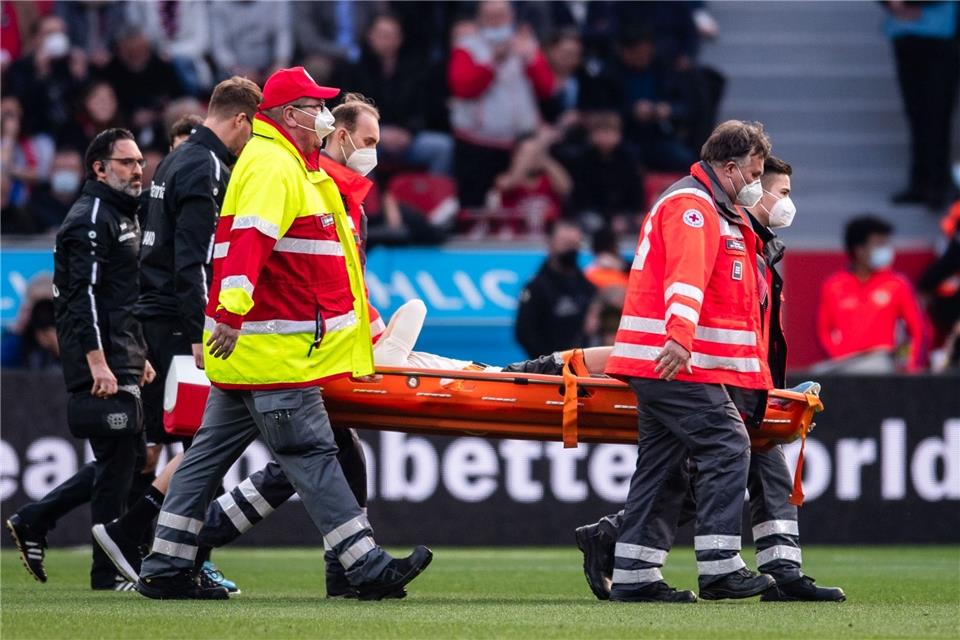 Nationalspieler Wirtz fällt mit Kreuzbandriss lange aus Leverkusens Florian Wirtz wird verletzt vom Platz getragen.