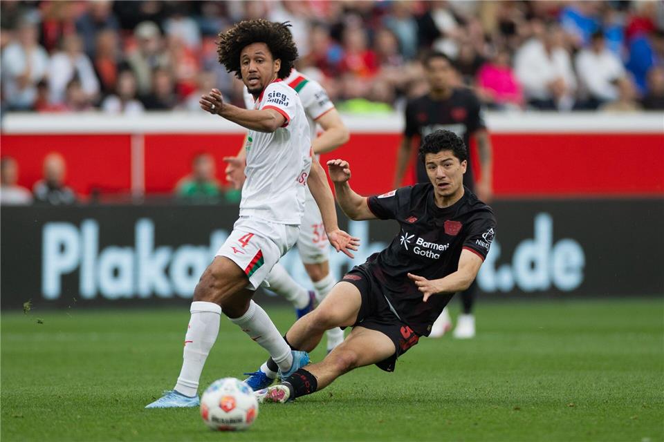 Leverkusens Ibrahim Maza im Duell mit Augsburgs Han-Noah Massengo. Rolf Vennenbernd/dpa
