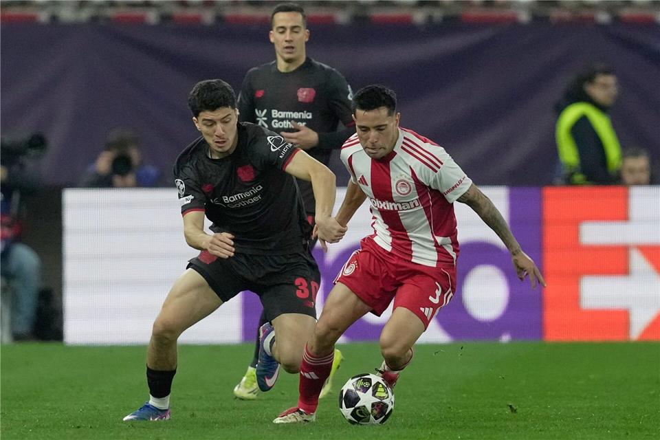 Leverkusens Ibrahim Maza (l) und Francisco Ortega von Olympiakos kämpfen um den Ball.Thanassis Stavrakis/AP/dpa