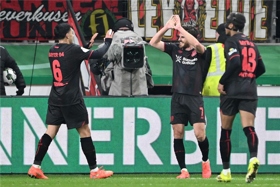 Leverkusens Jonas Hofmann (m) jubelt über sein Tor zum 3:0 gegen den FC St. Pauli. Federico Gambarini/dpa