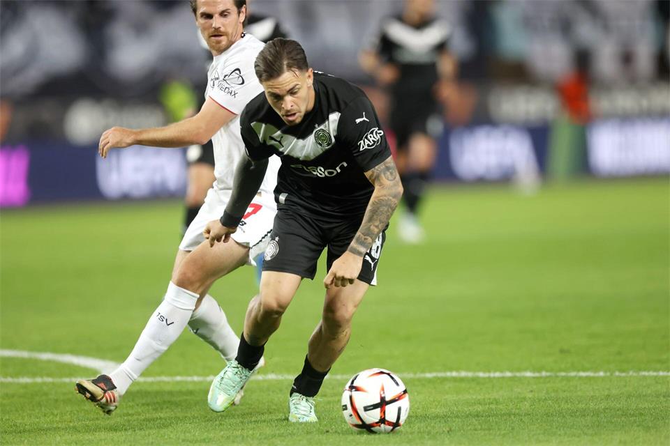 Leverkusens Jonas Hofmann traf in der ersten Halbzeit doppelt. Uncredited/InTime Sports/AP/dpa