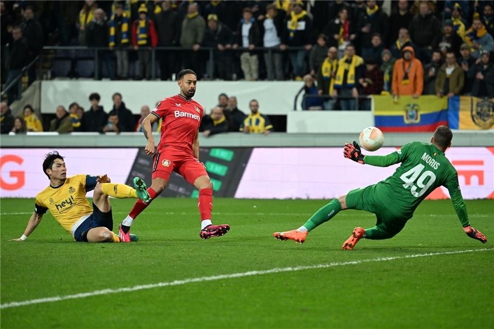 Leverkusens Karim Bellarabi (M) verschießt den Ball gegen Union SGs Torwart Anthony Moris.