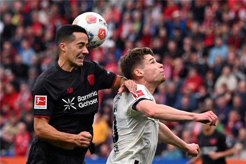 Leverkusens Lucas Vázquez und Gladbachs Lukas Ullrich kämpfen um den Ball.Federico Gambarini/dpa