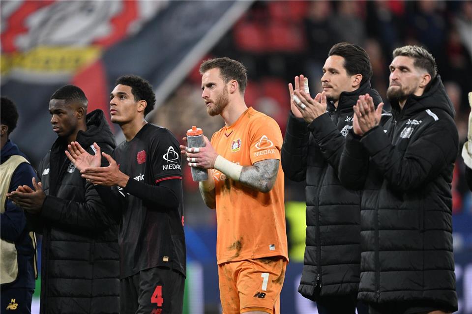 Leverkusens Mannschaft applaudierte den Fans nach dem 2:2 in der Champions League. Federico Gambarini/dpa