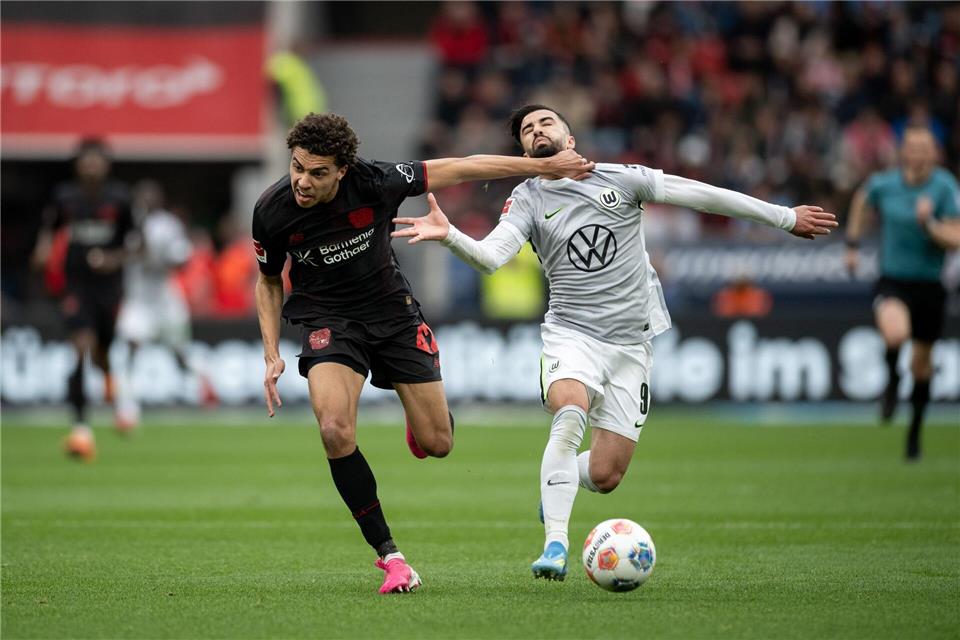 Leverkusens Montrell Culbreath im Zweikampf mit Mohamed Amoura. Fabian Strauch/dpa