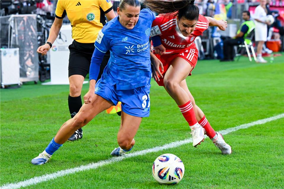 Leverkusens Nationalspielerin Carlotta Wamser (l) ringt mit Bayerns Jovana Damnjanovic um den Ball.Sven Hoppe/dpa