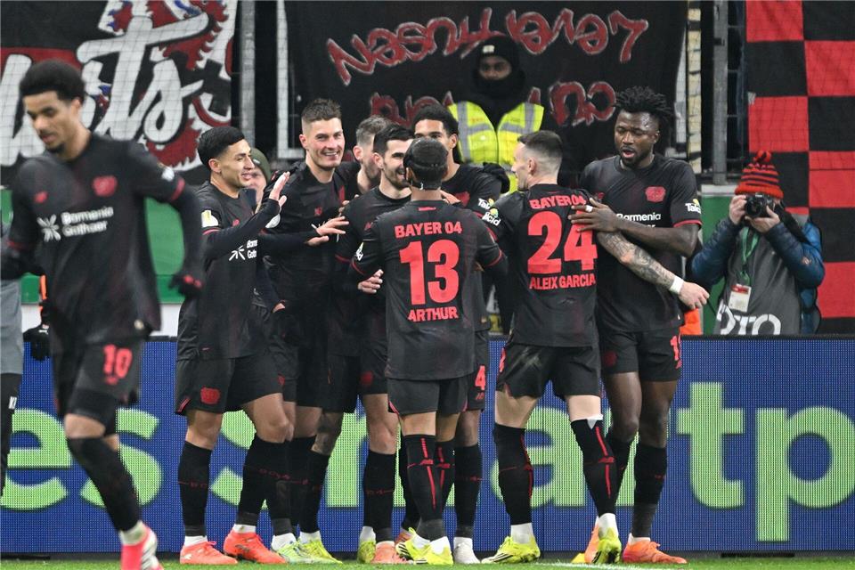 Leverkusens Patrik Schick jubelt mit seinen Mannchaftskollegen über 2:0. Federico Gambarini/dpa