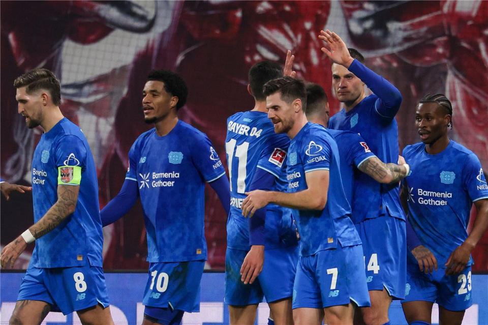 Leverkusens Spieler um Torschütze Patrik Schick (2.v.r., Bayer Leverkusen) jubeln nach dem Führungstreffer.Jan Woitas/dpa