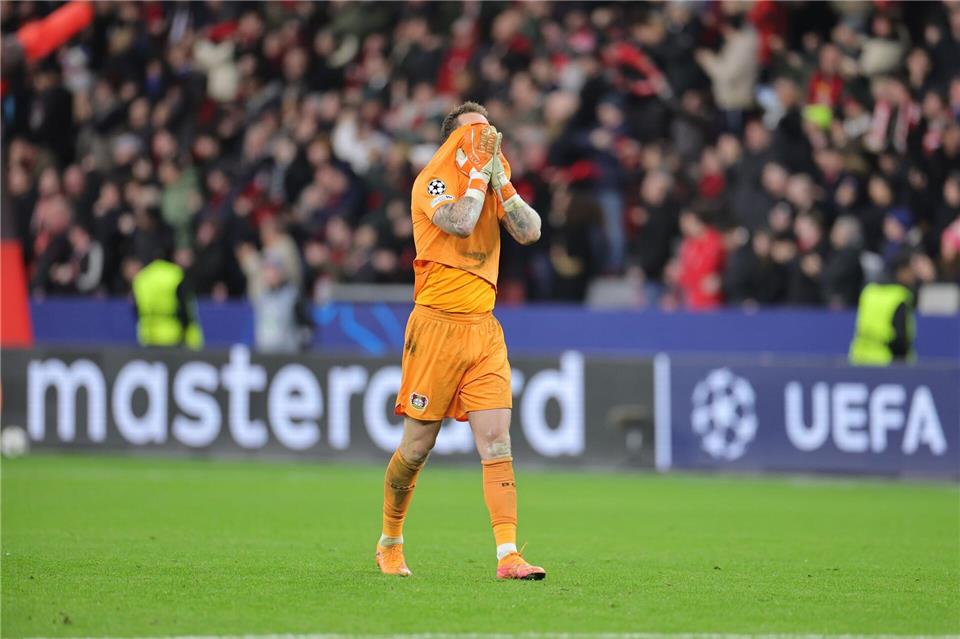 Leverkusens Torwart Mark Flekken ärgert sich über den verursachten Elfmeter gegen Nick Woltemade. Rolf Vennenbernd/dpa