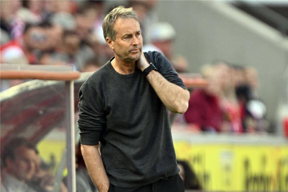 Leverkusens Trainer Kasper Hjulmand war mit dem Rasen in Köln nicht ganz zufrieden. Federico Gambarini/dpa