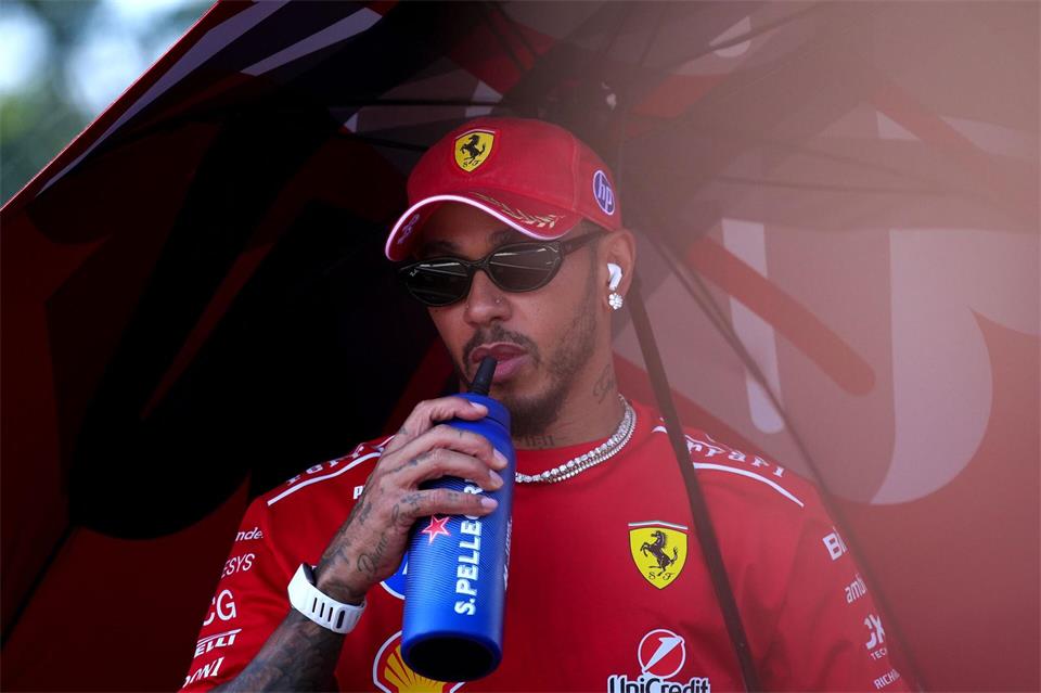 Lewis Hamilton ärgerte sich erneut über die Ferrari-Strategie.Bradley Collyer/PA Wire/dpa