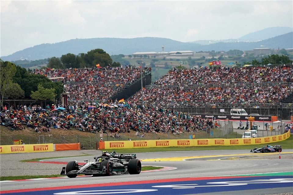 Lewis Hamilton aus Großbritannien vom Team Mercedes ist auf der Strecke in Barcelona unterwegs.