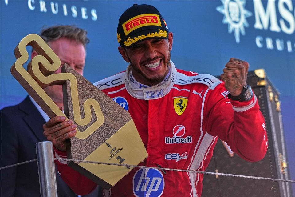 Lewis Hamilton feiert seinen ersten Sieg im Ferrari.Fatima Shbair/AP/dpa