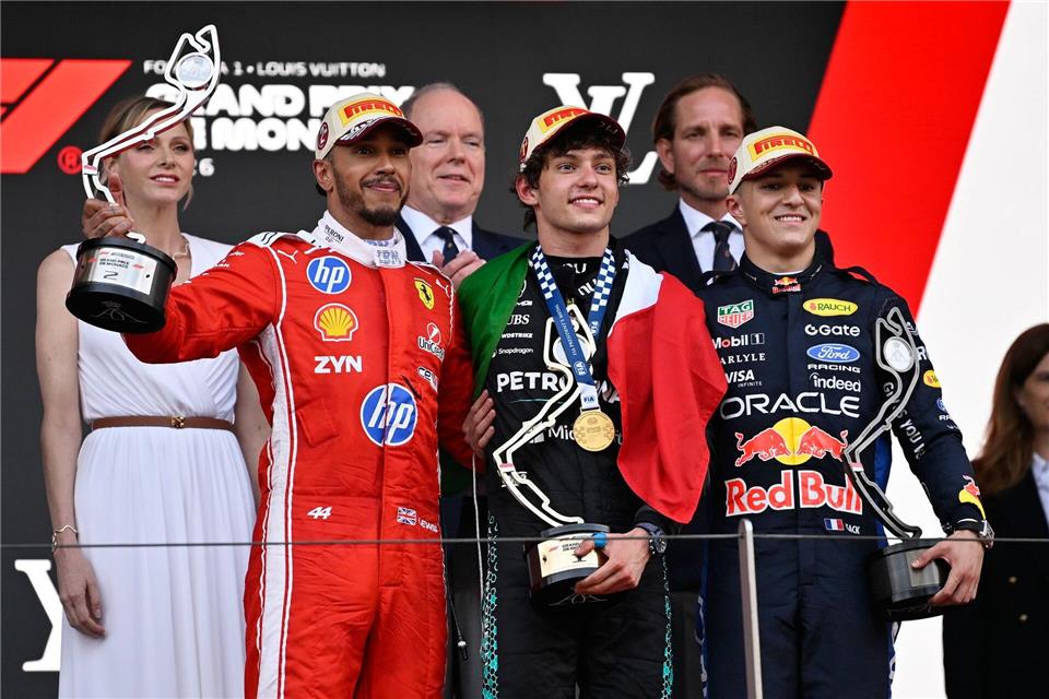 Lewis Hamilton ist älter als Monaco-Sieger Kimi Antonelli (M) und der Dritte Isack Hadjar (r) zusammen.Philippe Magoni/AP/dpa