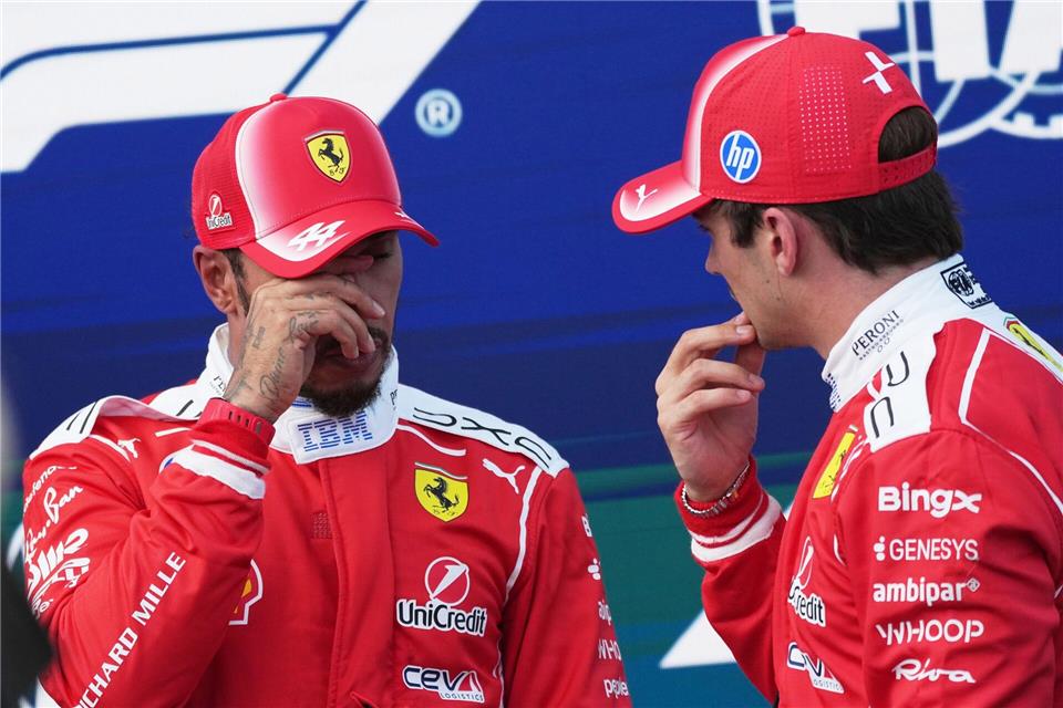 Lewis Hamilton (l) und Charles Leclerc sind mit ihrem Abschneiden nicht zufrieden.Darko Vojinovic/AP/dpa