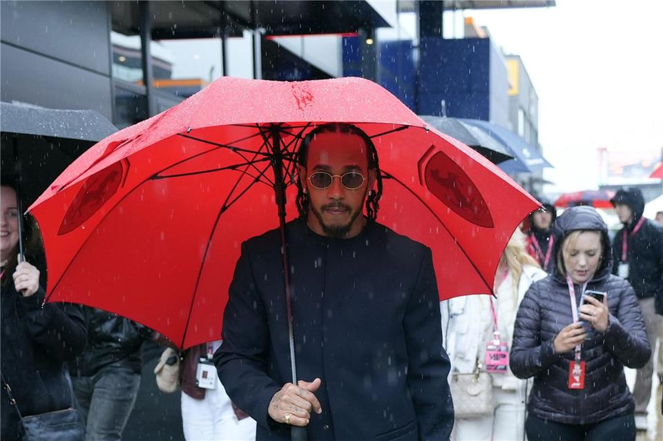 Lewis Hamilton nahm die Bulldogge öfter mal mit an die Rennstrecke. (Archivbild)Andrew Matthews/PA Wire/dpa