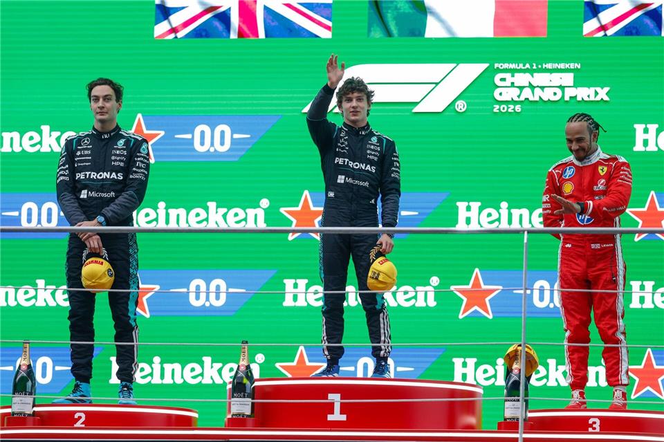 Lewis Hamilton (r) steht endlich wieder auf dem Podium.Peter Li/Nexpher via ZUMA Press Wire/dpa