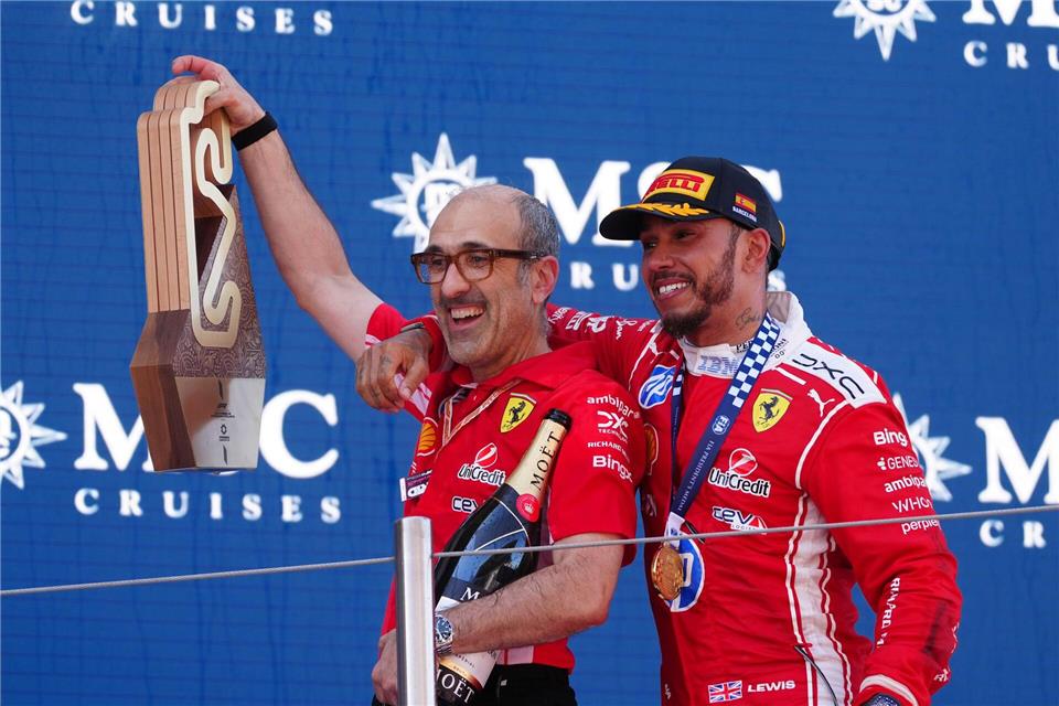 Lewis Hamilton (r) und sein Renningenieur Carlo Santo haben den Ferrari-Aufschwung organisiert.David Davies/PA Wire/dpa