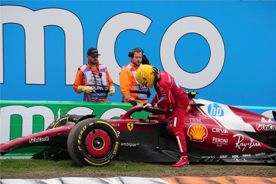 Lewis Hamilton steigt frustriert aus seinem Ferrari aus.Peter Dejong/AP/dpa