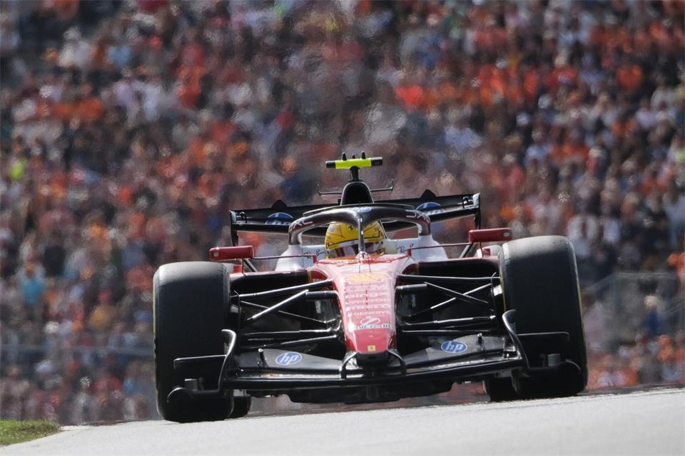 Lewis Hamilton und Ferrari setzen in Monza auf ein Motoren-Update. (Archivbild)Patrick Post/AP/dpa