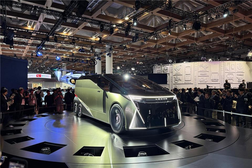 Lexus präsentierte den LS-Minivan mit sechs Rädern und viel Komfort.Thomas Geiger/dpa-tmn