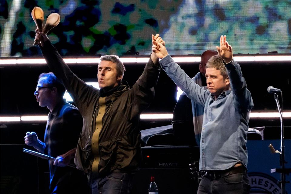 Liam Gallagher (l) und Noel Gallagher bei einem gemeinsamen Konzert in Toronto nach ihrer Wiedervereinigung. (Archivbild)Arthur Mola/Invision/dpa