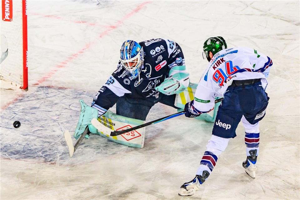 Liam Kirk erzielt den Siegtreffer der Eisbären Berlin gegen die Dresdner Eislöwen.Robert Michael/dpa