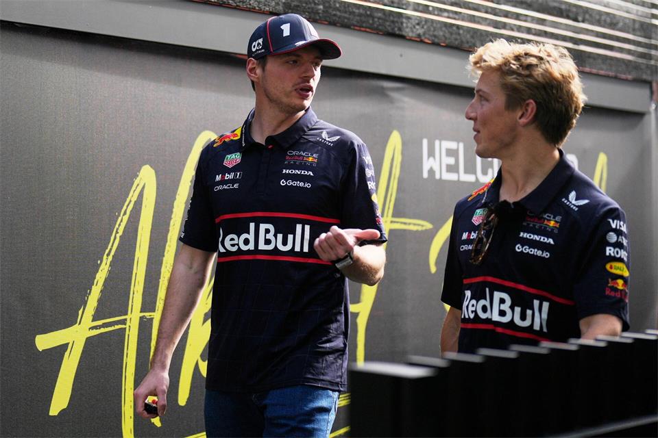 Liam Lawson (r) fährt auch in Monza mit Max Verstappen für Red Bull. (Archivbild)Asanka Brendon Ratnayake/AP/dpa