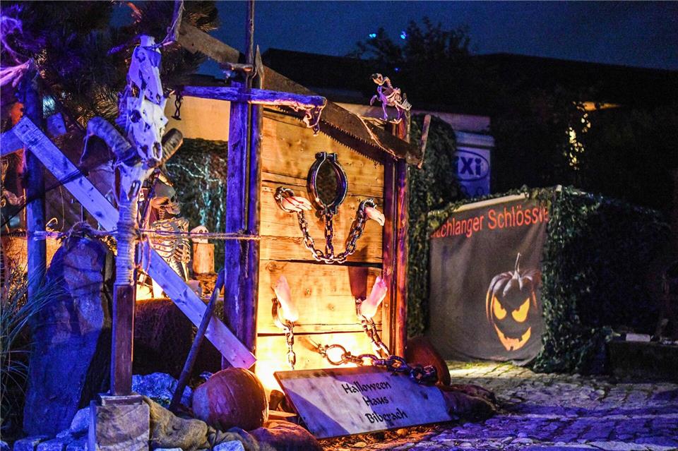 Halloween mit Herz - Familie König lädt zum Gruseln ein  Licht, Nebel, Schreie: Das Halloween-Haus in Biberach zieht Tausende an.Jason Tschepljakow/dpa