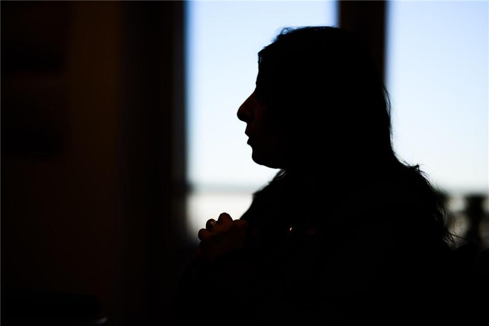 Licht und Schatten: Daniela Cavallo in ihrem Büro in Wolfsburg, dem größten Standort des Volkswagen-Konzerns.Julian Stratenschulte/dpa